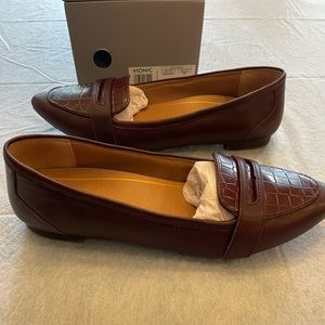 Vionic Women’s flats sz 10, wine color